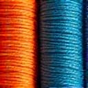 Bobines de fils colorés fabriqués à partir de PET recyclé et coton régénéré, démontrant la qualité des fibres secondaires.