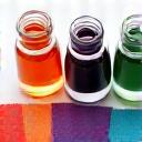 Fioles de pigments naturels extraits de plantes et tissus teints avec ces couleurs vives et écologiques.