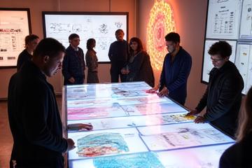 Esquisses artistiques et diagrammes techniques sur un tableau blanc, illustrant la phase de conceptualisation d'une installation textile.