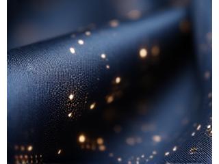 Tissu luxueux avec puces IoT intégrées, symbolisant la traçabilité premium.