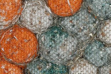 Échantillon de tissu montrant l'hybridation de matières, mélangeant des textiles avec des matériaux non conventionnels pour des effets mixed-media et des innovations tactiles.